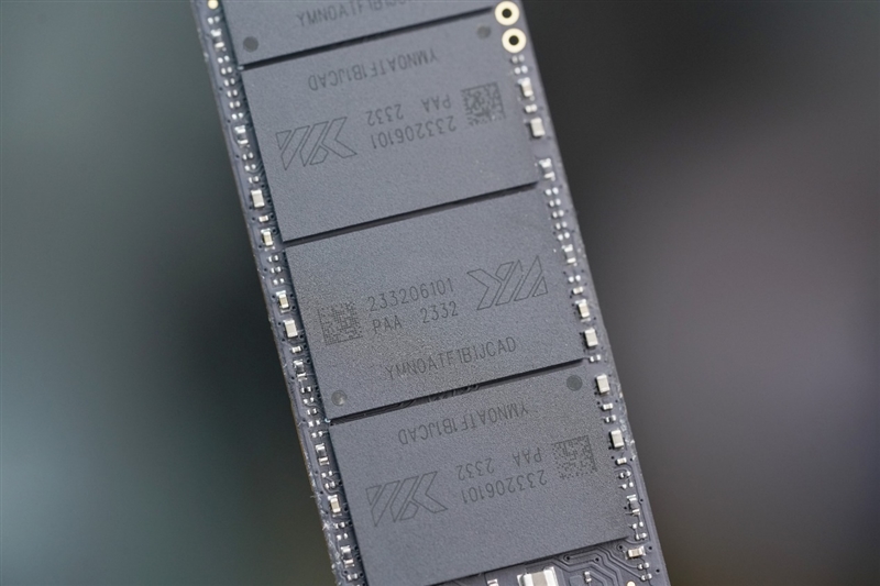 最强无缓存PCIe 4.0 SSD之一！长江存储致态TiPlus7100 4TB评测：满盘写入缓外2.3GB/s_高负载_06